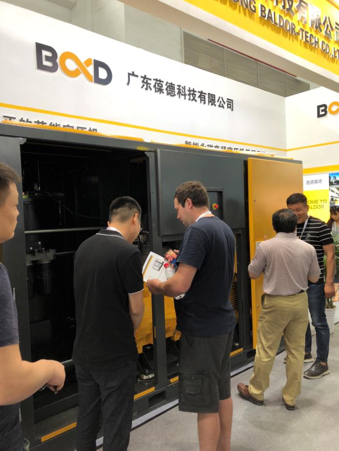 顾客正在认真了解赢乐Ⅴl 顾客正在认真了解赢乐Ⅴl