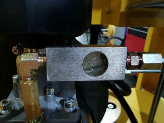 图十五:回油视镜 图十五:回油视镜