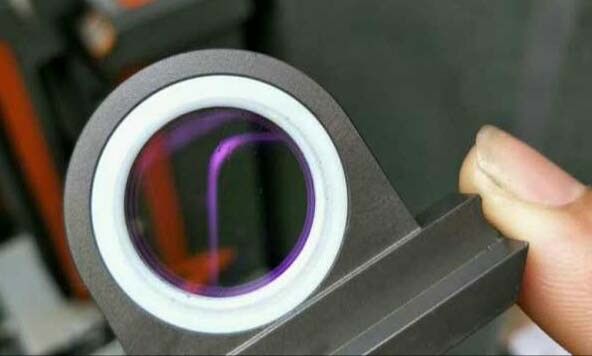 图九:未被污染的镜片 图九:未被污染的镜片