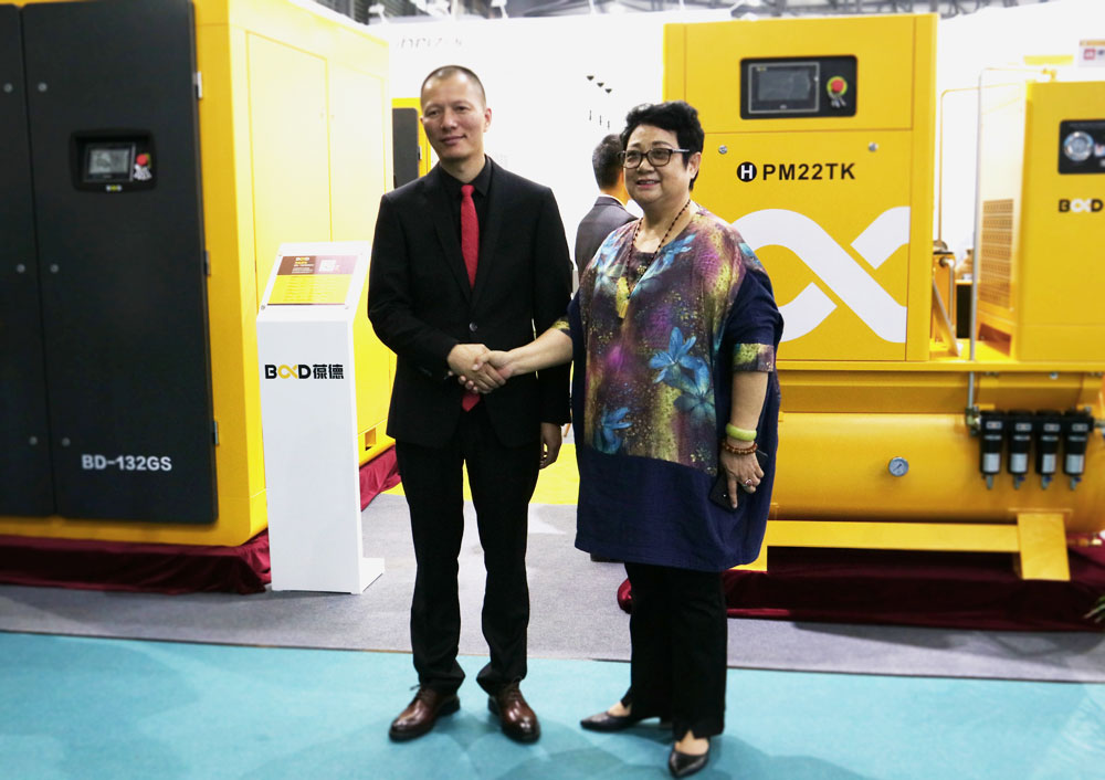 董事长郭振发与到会嘉宾合影.jpg 董事长郭振发与到会嘉宾合影.jpg